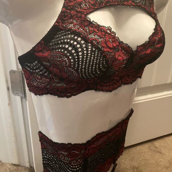 Red and black lingerie with garter - Picture 3 of 5
